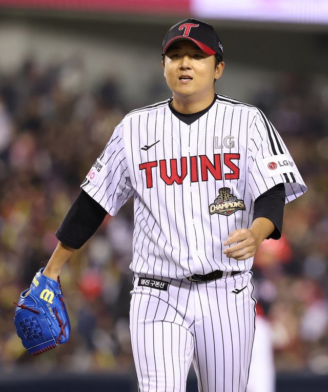 LG 송승기는 시즌 초반 팀 선발 마운드의 중심 역할을 해내고 있다. 두 경기에 등판해 1승무패 평균자책점(ERA) 0.96을 기록했다. 염경엽 감독의 믿음에 확실한 보답을 하는 모습이다. 사진은 1일 잠실 KIA전서 이닝을 마무리한 뒤 마운드를 내려가고 있는 송승기. 뉴시스