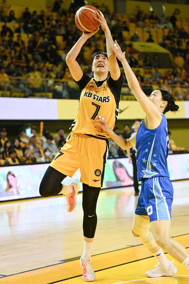 KB스타즈 박지수가 8일 청주KB스타즈챔피언스파크서 열린 우리은행과 PO 1차전서 박혜미의 수비를 뚫고 슛을 시도하고 있다. 사진제공｜WKBL