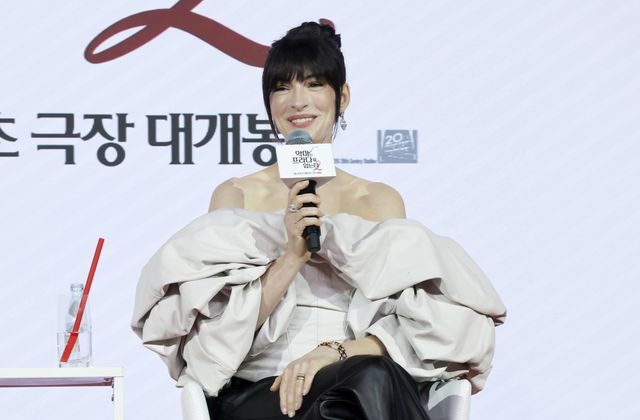 [서울=뉴시스] 김혜진 기자 = 배우 앤 헤서웨이가 8일 서울 종로구 포시즌스 호텔에서 열린 영화 ‘악마는 프라다를 입는다2’ 내한 기자간담회에서 인사말을 하고 있다. 2026.04.08. jini@newsis.com