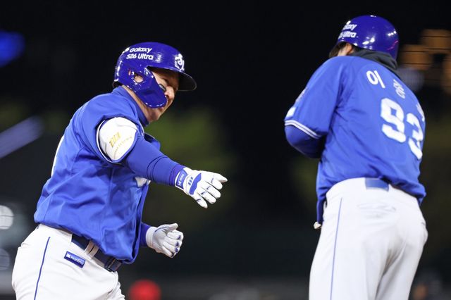 삼성 최형우(왼쪽)가 7일 광주 KIA챔피언스필드서 열린 ‘2026 신한 SOL KBO리그’ KIA와 원정경기서 9회초 중월 3점 홈런을 친 뒤 이종욱 3루 주루코치와 하이파이브를 하고 있다. 사진제공｜삼성 라이온즈