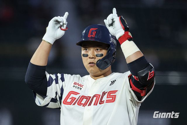 롯데 한동희가 8일 사직구장서 열린 KT전서 안타를 친 뒤 세리머니를 펼치고 있다. 사진제공｜롯데 자이언츠