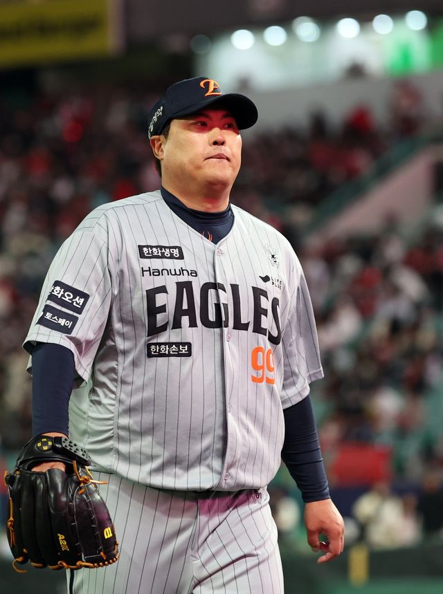 한화 류현진이 휴식 차원에서 8일 1군 엔트리서 제외됐다. 한화는 류현진이 빠진 자리에 대체 외국인투수인 잭 쿠싱을 등록했다. 사진은 7일 인천 SSG전서 6회말을 마친 뒤 덕아웃으로 들어가고 있는 류현진. 인천｜뉴시스
