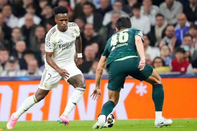 레알 마드리드의 비니시우스 주니오르(왼쪽)이 지난달 12일 마드리드에서 열린 맨체스터 시티와 UEFA 챔피언스리그 16강 1차전 홈경기에서 상대 수비수 후사노프를 피해 드리블하고 있다. 마드리드｜AP뉴시스