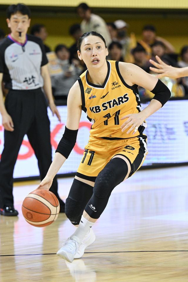 KB스타즈 강이슬이 8일 청주KB스타즈챔피언스파크서 열린 우리은행과 PO 1차전서 돌파를 시도하고 있다. 사진제공｜WKBL