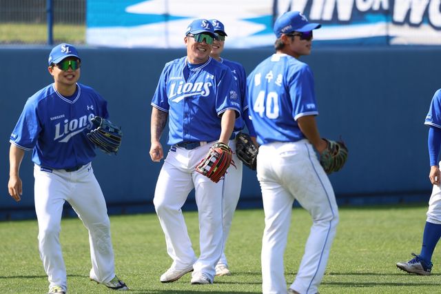 삼성 최형우(왼쪽 두 번째)는 성적뿐만 아니라 후배들과 시너지를 내며 타선 강화에 큰 보탬이 되고 있다. 사진제공｜삼성 라이온즈