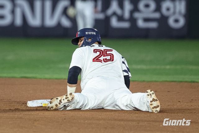 롯데 한동희가 8일 사직구장서 열린 KT전서 2루를 훔치고 있다. 사진제공｜롯데 자이언츠