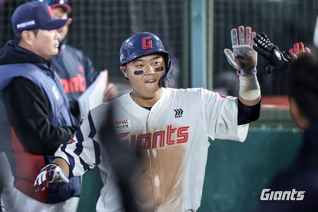 롯데 한동희가 8일 사직구장서 열린 KT전서 득점한 뒤 동료들과 손뼉을 마주치고 있다. 롯데는 한동희의 활약에 힘입어 7연패를 끊어냈다. 사진제공｜롯데 자이언츠