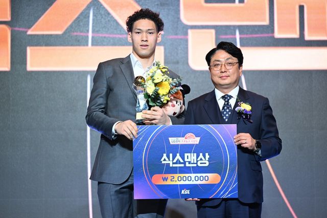 SK 에디 다니엘(왼쪽)이 9일 삼성동 그랜드인터컨티넨탈서울 파라나스 그랜드볼룸서 열린 2025~2026 정규리그 시상식에서 식스맨상을 수상하고 있다. 사진제공｜KBL