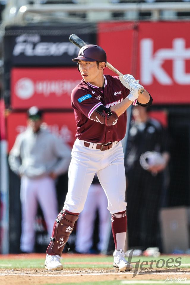 설종진 키움 감독은 9일 “서건창은 5월 초 2군 경기를 통해 점검하고 복귀할 것”이라고 밝혔다. 시범경기 당시 타석에 들어선 서건창. 사진제공｜키움 히어로즈