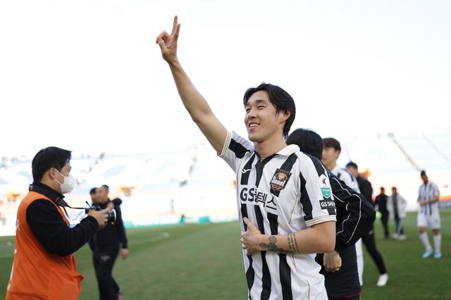 서울과 전북이 11일 서울월드컵경기장서 올 시즌 첫 맞대결을 펼친다.&nbsp;지난 시즌까지 전북서 서울 킬러로 활약하다 올 시즌 서울로 이적한 송민규의 활약 여부에 승패가 갈릴 것으로 보인다. 사진제공│한국프로축구연맹