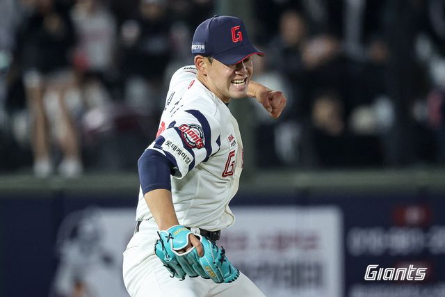 롯데 김진욱이 8일 사직구장서 열린 KT전서 8이닝 1실점으로 역투한 뒤 포효하고 있다. 사진제공｜롯데 자이언츠