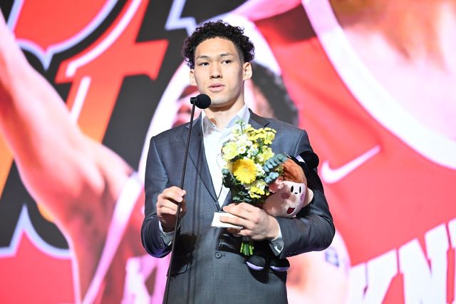 SK 에디 다니엘이 9일 삼성동 그랜드인터컨티넨탈서울 파라나스 그랜드볼룸서 열린 2025~2026 정규리그 시상식에서 식스맨상을 수상한 뒤 소감을 밝히고 있다. 사진제공｜KBL