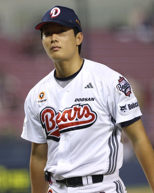 두산 선발진의 희망으로 떠오른&nbsp;최민석이 8일 잠실 키움전서 투구를 마친 뒤 덕아웃을 향하고 있다. 사진제공｜두산 베어스