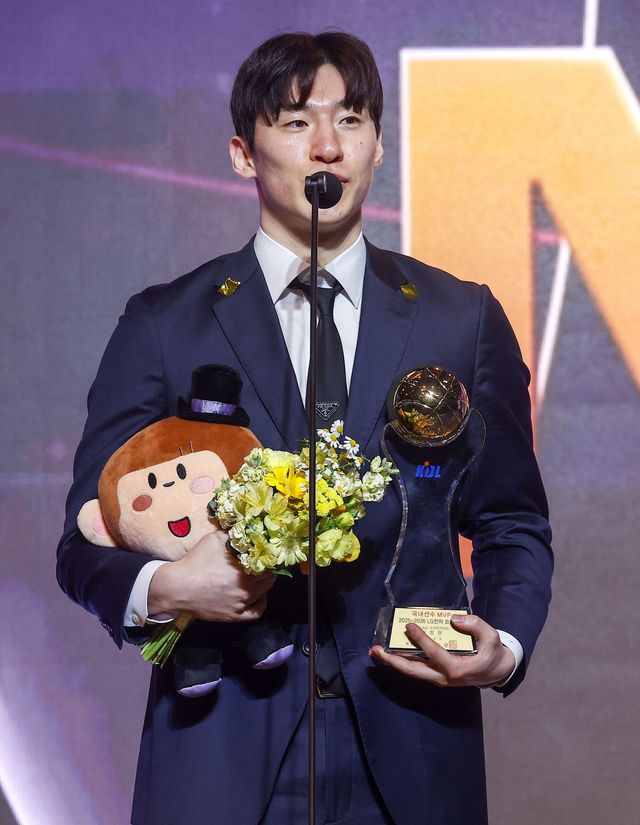 소노 이정현이 9일 삼성동 그랜드인터컨티넨탈서울 파라나스서 열린 ‘2025~2026 LG전자 프로농구’ 정규리그 시상식에서 국내선수 MVP에 뽑힌 소감을 밝히고 있다. 뉴시스