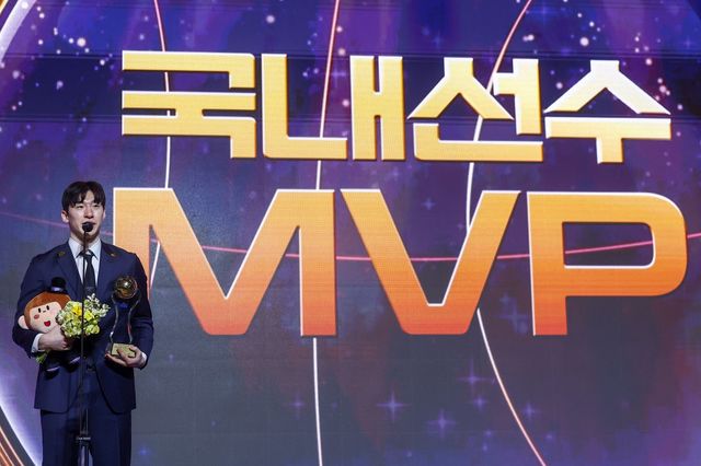 소노 이정현이 9일 삼성동 그랜드인터컨티넨탈서울 파라나스서 열린 ‘2025~2026 LG전자 프로농구’ 정규리그 시상식에서 국내선수 MVP에 뽑힌 소감을 밝히고 있다. 뉴시스