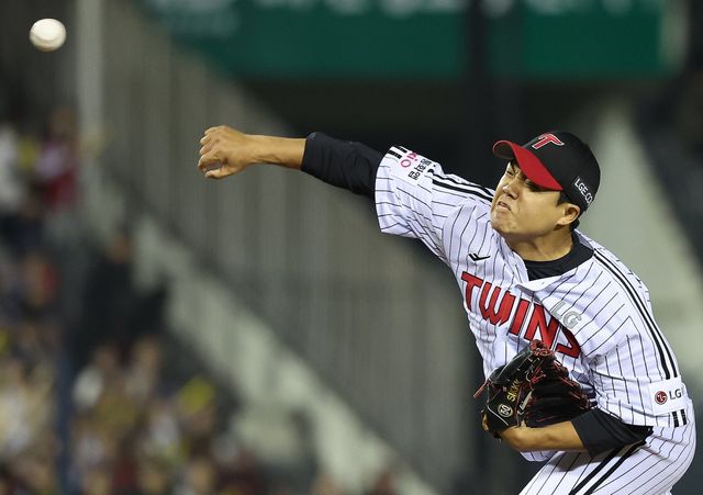 LG 장현식은 4월 5경기에 등판해 5연속 홀드를 적립했다. 시즌 초반 LG 필승조로 확실한 역할을 해내며 팀 분위기 반전을 이끌었다. 사진은 1일 잠실 KIA전서 힘차게 공을 던지고 있는 장현식. 뉴시스