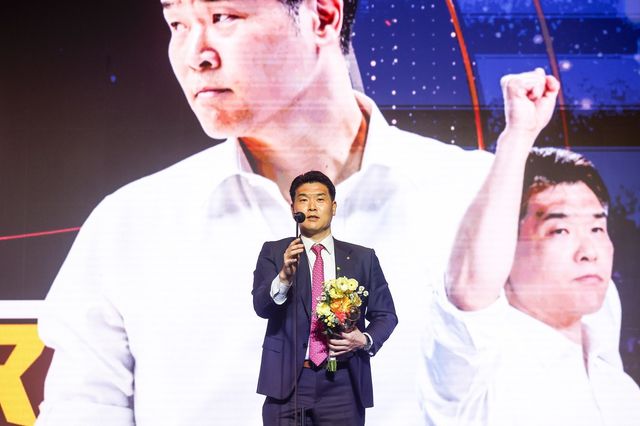 조상현 LG 감독이 9일 삼성동 그랜드인터컨티넨탈서울 파라나스 그랜드볼룸서 열린 정규리그 시상식에서 감독상을 받은 뒤 수상 소감을 밝히고 있다. 뉴시스