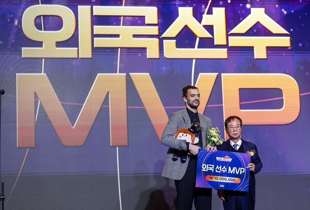 LG 아셈 마레이(왼쪽)가 9일 삼성동 그랜드인터컨티넨탈서울 파라나스서 열린 ‘2025~2026 LG전자 프로농구’ 정규리그 시상식에서 외국선수 MVP에 뽑힌 뒤 미소를 보이고 있다. 뉴시스