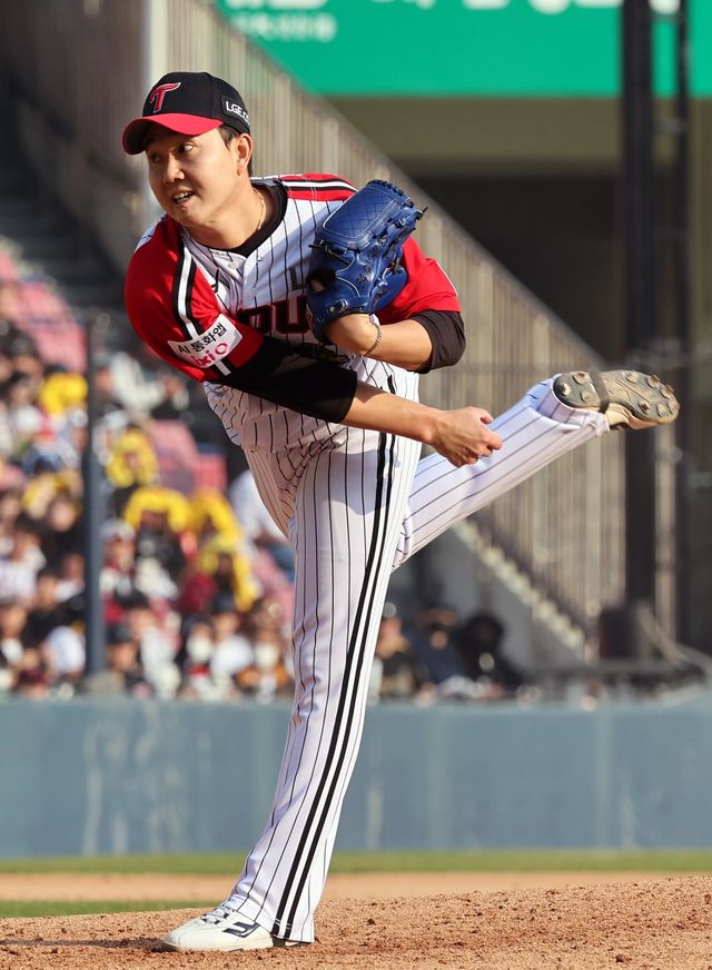 LG 유영찬은 4월 6경기에 등판해 6연속 세이브를 적립했다. 연투 상황에서도 안정감을 보이며 팀 마무리투수로 꾸준하게 결과를 만들고 있다. 뉴시스