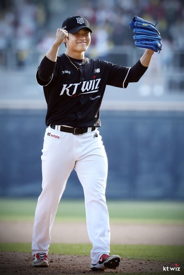 이강철 KT 감독이 마무리 박영현에게 가능한 많이 세이브 기회를 주려고 한다. 사진제공｜KT 위즈