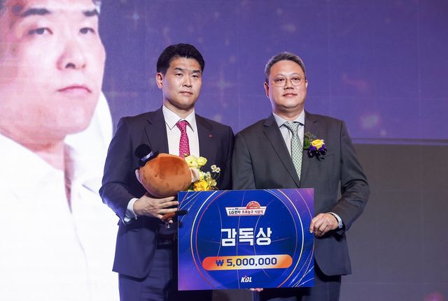 조상현 LG 감독(왼쪽)이 9일 삼성동 그랜드인터컨티넨탈서울 파라나스 그랜드볼룸서 열린 정규리그 시상식에서 감독상을 받고 있다. 뉴시스