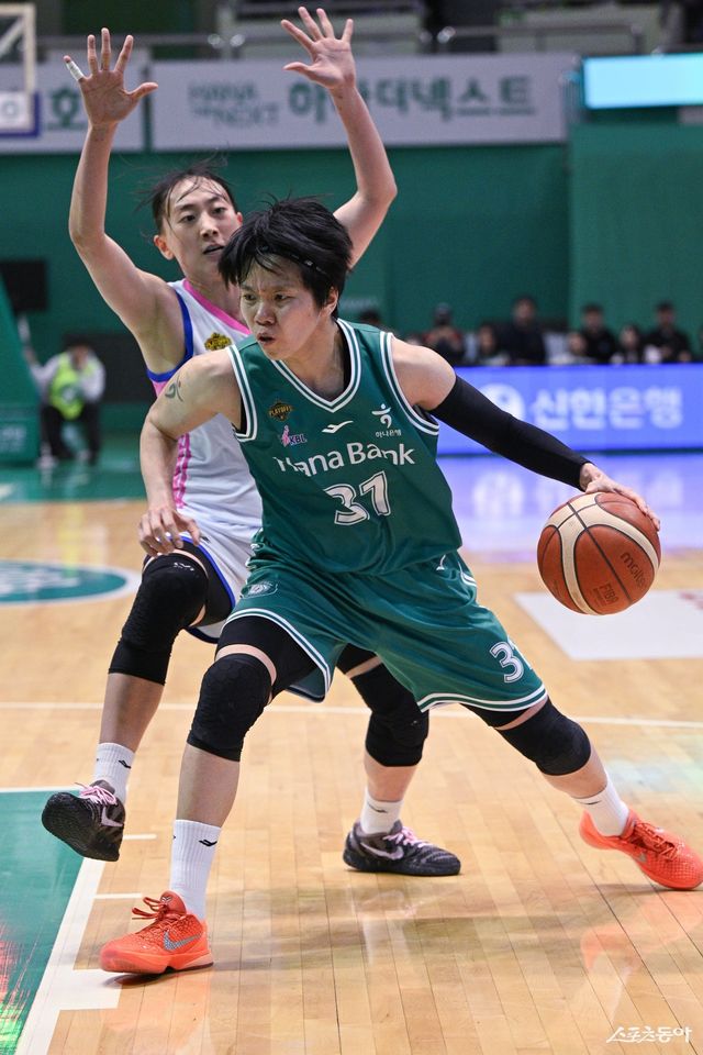 하나은행 진안(오른쪽)이 9일 부천체육관에서 열린 삼성생명과 4강 PO 1차전 도중 이주연의 수비를 피해 드리블 돌파를&nbsp;시도하고 있다. 사진제공｜WKBL