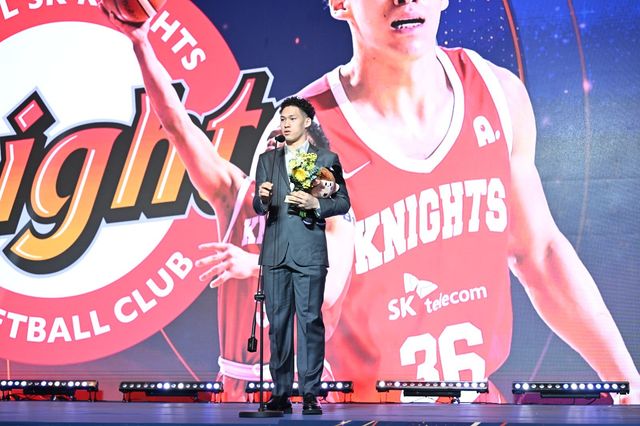 SK 에디 다니엘이 9일 삼성동 그랜드인터컨티넨탈서울 파라나스 그랜드볼룸서 열린 2025~2026 정규리그 시상식에서 식스맨상을 수상한 뒤 소감을 밝히고 있다. 사진제공｜KBL