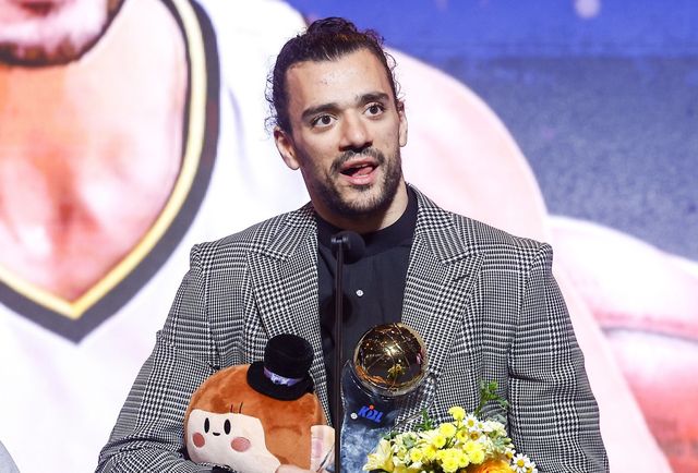 LG 아셈 마레이가 9일 삼성동 그랜드인터컨티넨탈서울 파라나스서 열린 ‘2025~2026 LG전자 프로농구’ 정규리그 시상식에서 외국선수 MVP에 뽑힌 소감을 밝히고 있다. 뉴시스