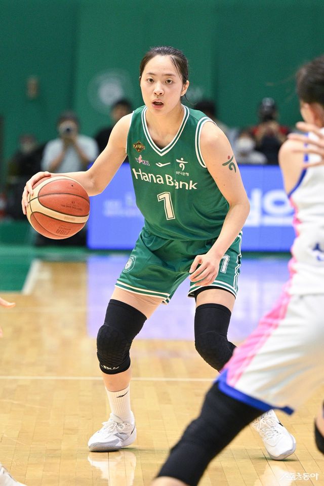 하나은행 박소희(왼쪽)가 9일 부천체육관에서 열린 삼성생명과 4강 PO 1차전 도중 공격을 시도하고 있다. 사진제공｜WKBL