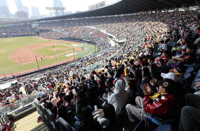 지난달 28일 개막전서 잠실구장을 가득 메운 팬들. 뉴시스