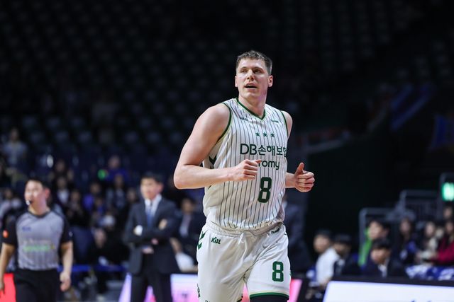 DB 헨리 엘런슨이 ‘2025~2026 LG전자 프로농구’ 6라운드 MVP로 선정됐다. 사진제공ㅣKBL