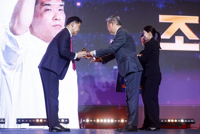 조상현 LG 감독(왼쪽)이 9일 삼성동 그랜드인터컨티넨탈서울 파라나스 그랜드볼룸서 열린 정규리그 시상식에서 감독상을 받고 있다. 뉴시스