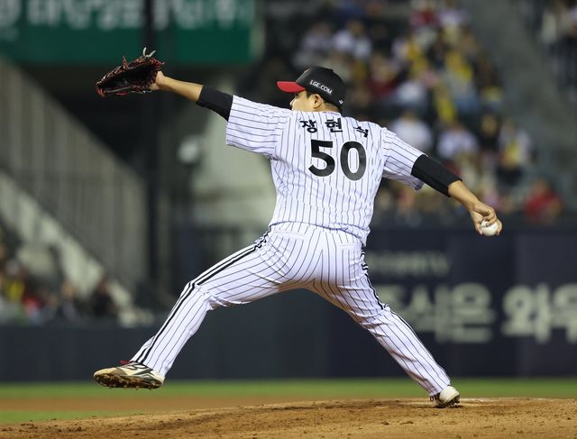 LG 장현식은 4월 5경기에 등판해 5연속 홀드를 적립했다. 시즌 초반 LG 필승조로 확실한 역할을 해내며 팀 분위기 반전을 이끌었다. 사진은 1일 잠실 KIA전서 힘차게 공을 던지고 있는 장현식. 뉴시스