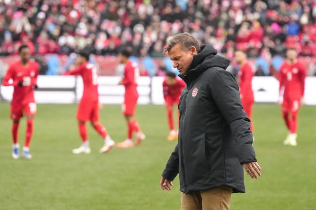 캐나다 제시 마치 감독이 지난달 29일(한국시간) 아이슬란드와 평가전서 그라운드를 내려다보고 있다. 토론토｜AP뉴시스