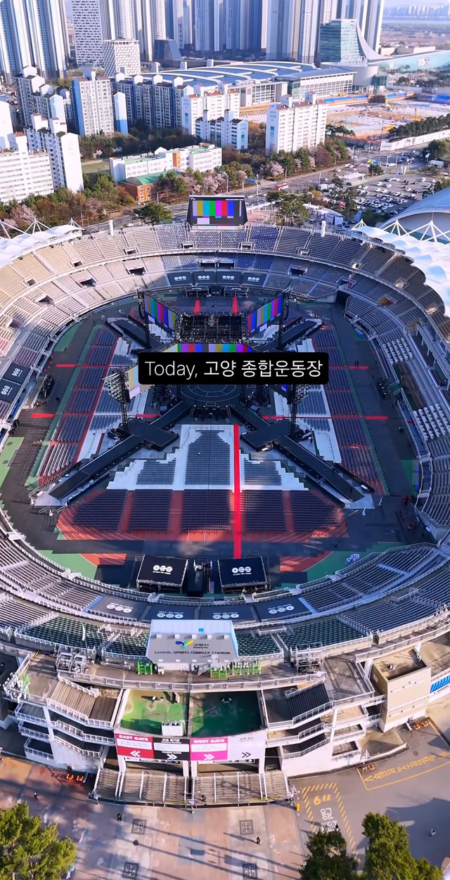 이번 투어의 핵심 관전 포인트로 꼽히는 ‘360도 무대.’ 모든 방향에서 방탄소년단을 볼 수 있다. 사진 캡처| @koreas_vibrant_lens 인스타그램