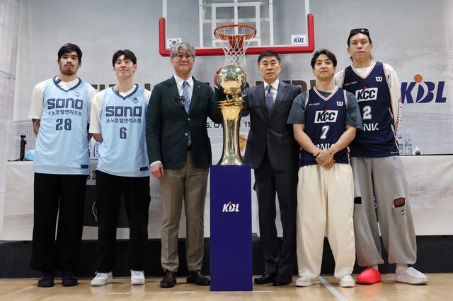 소노 케빈 켐바오, 이정현, 손창환 감독, KCC 이상민 감독, 허훈, 최준용(왼쪽부터)이 1일 KBL센터서 열린 미디어데이에서 기념촬영을 하고 있다. 서울ㅣ뉴시스
