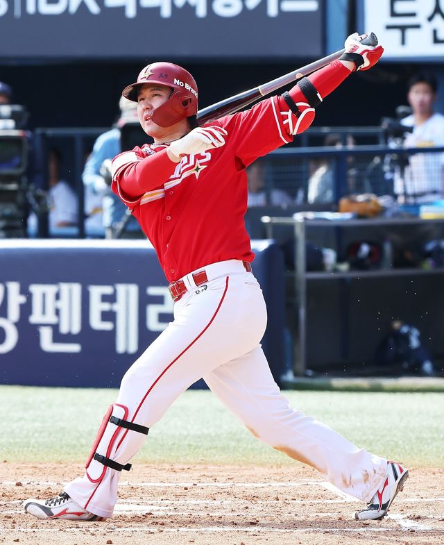 SSG 최정이 10일 잠실구장서 열린&nbsp;두산전에서 KBO 최초 통산 1만타석을 돌파했다. 1만번째 타석서 타격을 하는 최정. 사진제공｜SSG 랜더스