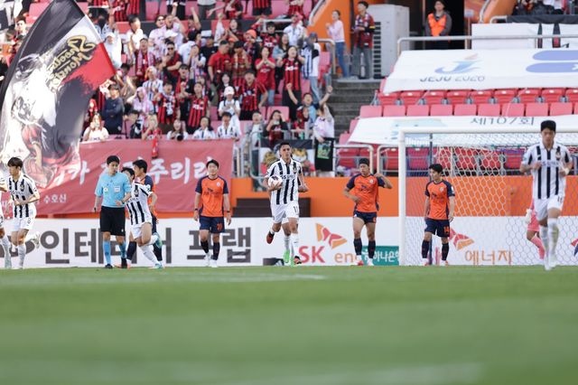 서울 후이즈(가운데)가 9일 제주와 원정경기서 만회골을 넣은 뒤 볼을 들고 하프라인으로 뛰어가고 있다. 사진제공｜한국프로축구연맹