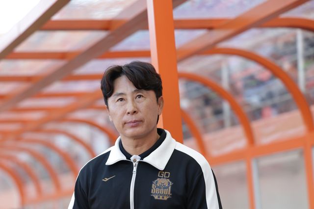 서울 김기동 감독이 9일 제주와 원정경기 도중 그라운드를 바라보고 있다. 사진제공｜한국프로축구연맹
