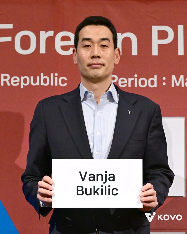 고희진 정관장 감독은 10일(한국시간) 체코 프라하의 콩그레스 호텔 프라하서 열린 V리그 여자부 외국인 선수 드래프트에서 전체 1순위로 반야 부키리치를 지명했다. 사진제공│KOVO