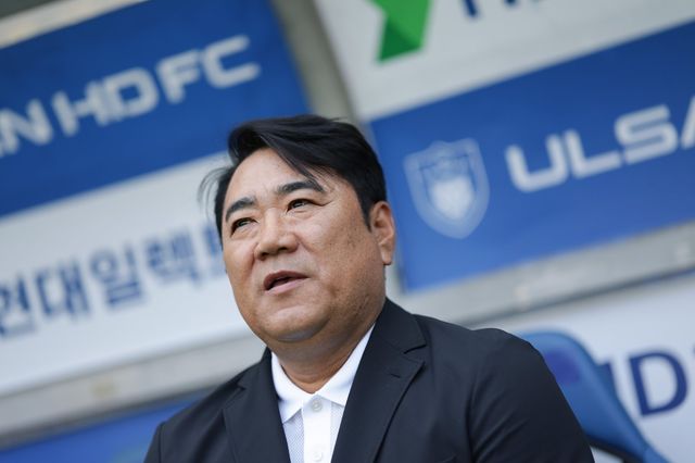 김현석 울산 감독이 10일 부천과 K리그1 홈경기 도중 그라운드를 응시하고 있다. 사진제공｜한국프로축구연맹