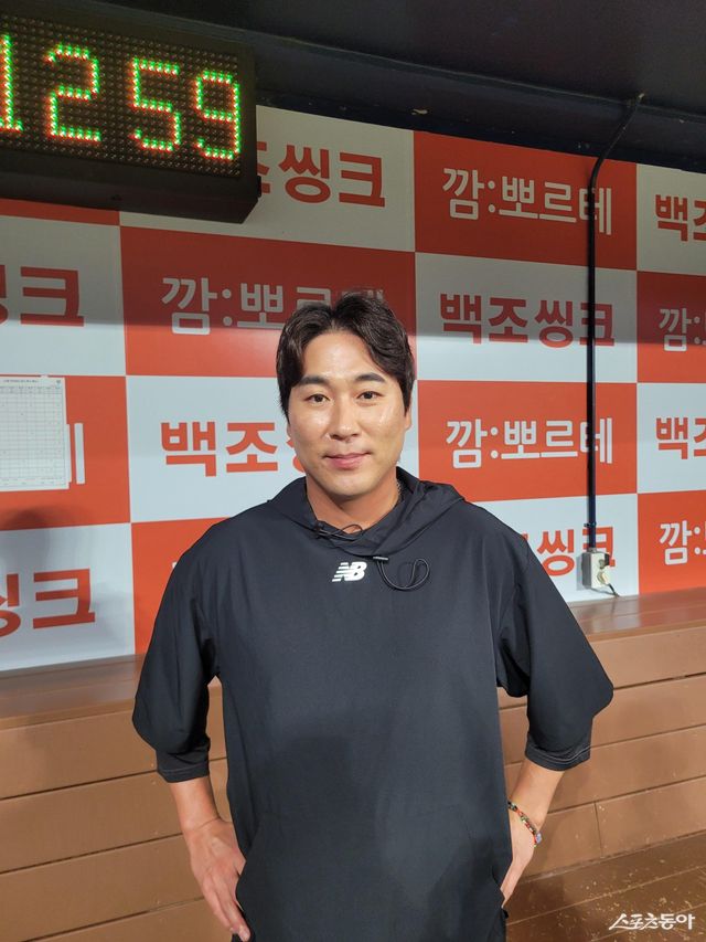 KT 베테랑 투수 우규민이 10일 고척 키움 히어로즈전을 앞두고 취재진과 인터뷰를 진행했다. 우규민은 9일 경기서 타구를 직접 몸으로 막는 투혼을 발휘했다. 그는 “몸 상태는 괜찮다. 약간 부어 있지만, 잘 회복할 것 같다”라고 말했다. 고척｜장은상 기자 award@donga.com