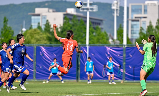 한국 U-17 여자대표팀 장예진(가운데)이 11일 중국 쑤저우 타이후 풋볼 스포츠 센터에서 열린 일본전서 헤더를 시도하고 있다. 사진출처│아시아축구연맹 홈페이지