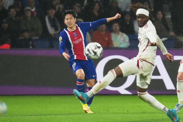 PSG 이강인(왼쪽)이 11일(한국시간) 파르크 데 프랭스에서 열린 브레스트와 홈경기 도중 패스를 시도하고 있다. 파리｜AP뉴시스