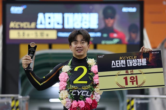 정종진이 10일 광명스피돔에서 열린 KCYCLE 스타전에서 정상에 오른 뒤 환한 미소를 지으며 우승을 자축하고 있다. 사진제공 | 국민체육진흥공단