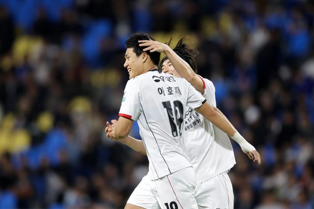 포항 이호재(왼쪽)가 12일 인천축구전용경기장에서 열린 인천과 원정경기에서 전반 42분 PK 결승골을 터트린 뒤 기뻐하고 있다. 사진제공│한국프로축구연맹