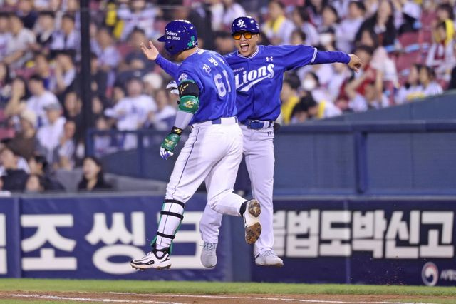 삼성 전병우(왼쪽)가 12일 잠실 LG전 8회초 만루홈런을 쳐낸 뒤 정병곤 코치와 하이파이브를 하고 있다. 사진제공｜삼성 라이온즈