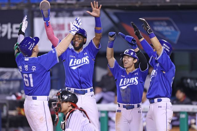 삼성 전병우가12일 잠실 LG전 8회초 만루홈런을 쳐낸 뒤 르윈 디아즈, 김성윤, 박승규(왼쪽부터)와 세리머니를 하고 있다. 사진제공｜삼성 라이온즈