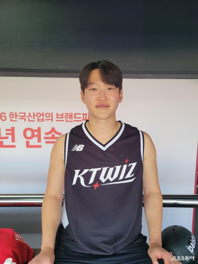 KT 배제성이 12일 수원KT위즈파크서 인터뷰를 진행하며 환하게 웃고 있다. 배제성은 “팀 경쟁은 지금도 치열하다. 하지만 그런 경쟁이 오히려 개인적으로 많은 도움이 된다”라며 1군 복귀 소감을 밝혔다. 수원｜장은상 기자 award@donga.com