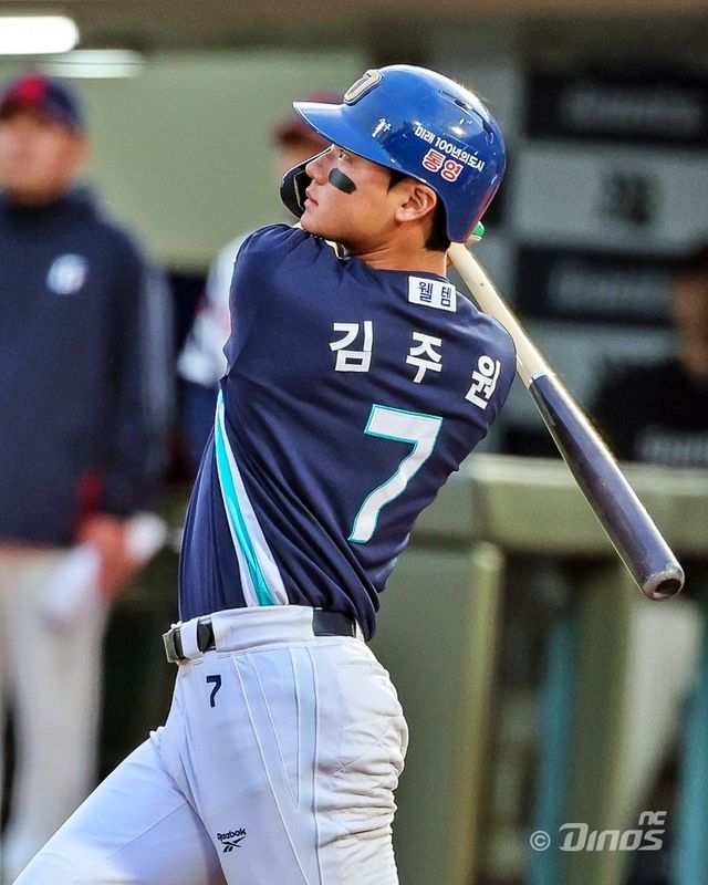 NC 김주원이 12일 사직구장서 열린 롯데전서 안타를 치고 있다. 사진제공｜NC 다이노스